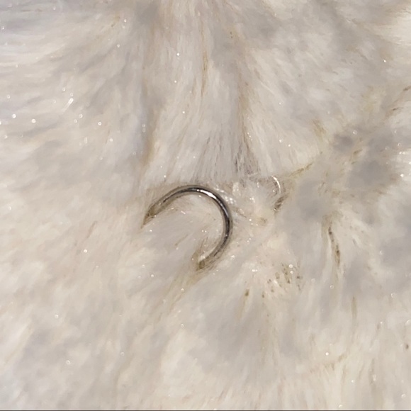 Feel so good in this soft winter white faux fur - Picture 3 of 7